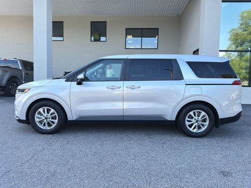 Used 2023 Kia Carnival LX FWD image 5