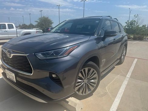 Used 2020 Toyota Highlander Platinum FWD image 2
