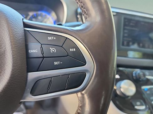 Used 2019 Chrysler Pacifica Touring-L image 25