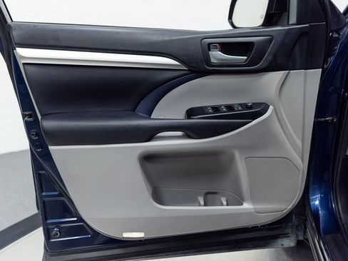Used 2016 Toyota Highlander XLE image 11