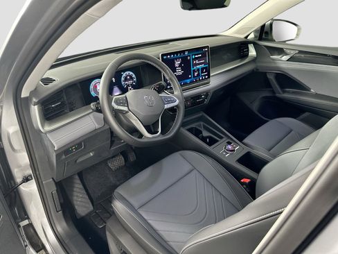 Certified 2025 Volkswagen Tiguan SE image 9