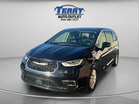 Used 2024 Chrysler Pacifica Touring-L FWD image 4