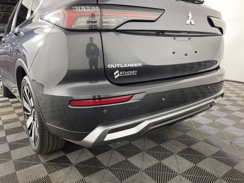Used 2025 Mitsubishi Outlander SE image 6