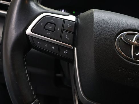 Used 2023 Toyota Highlander LE FWD image 19