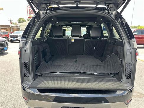 Used 2024 Land Rover Discovery Dynamic SE image 10