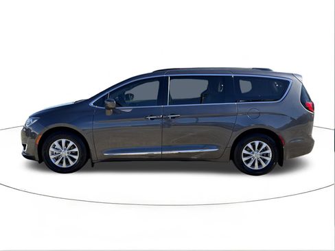 Used 2017 Chrysler Pacifica Touring-L image 6