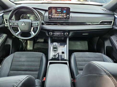 Used 2022 Mitsubishi Outlander SE image 13