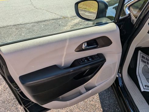 Used 2021 Chrysler Voyager LX FWD image 14