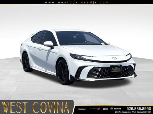 Used 2025 Toyota Camry SE w/ Convenience Package FWD image 1
