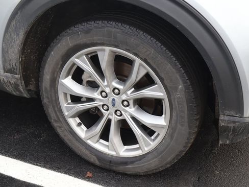 Used 2022 Ford Explorer XLT w/ Equipment Group 202A image 5