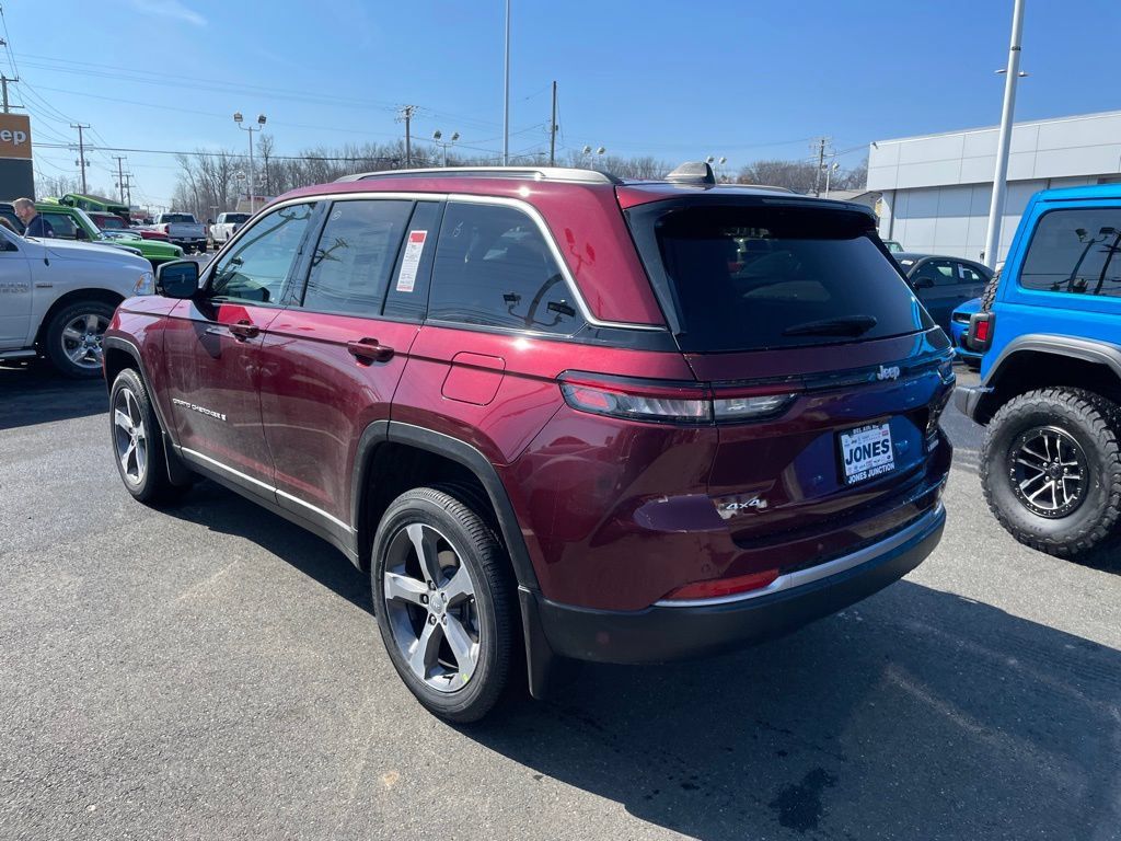 New 2026 Jeep Grand Cherokee Limited w/ MOPAR Finishing Package AWD/4WD image 4