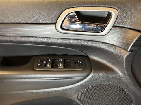 Used 2021 Jeep Grand Cherokee Laredo X AWD/4WD image 18