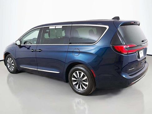 Used 2023 Chrysler Pacifica Limited w/ Uconnect Theater Family Group FWD image 15