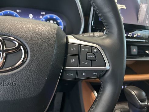 Used 2023 Toyota Highlander Platinum image 8