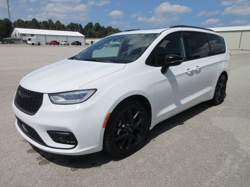 Used 2025 Chrysler Pacifica Limited FWD image 3