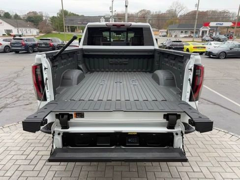 Used 2025 GMC Sierra 2500 AT4X image 13
