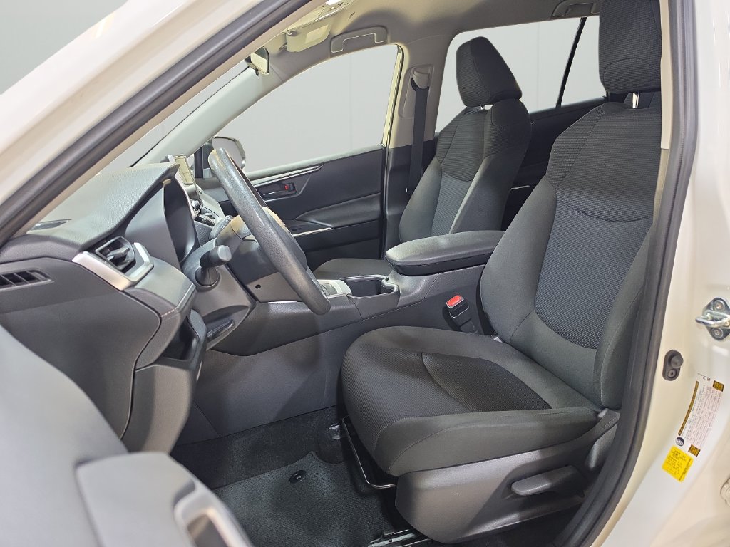 Used 2025 Toyota RAV4 LE AWD/4WD image 12