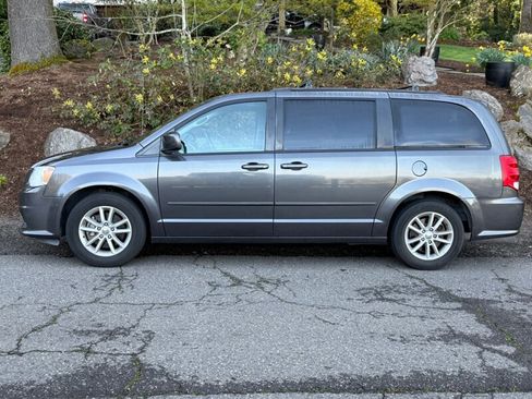 Used 2016 Dodge Grand Caravan SXT image 2