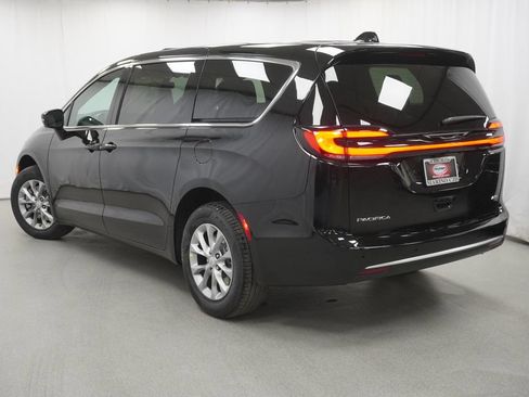 New 2027 Chrysler Pacifica Select AWD/4WD image 13