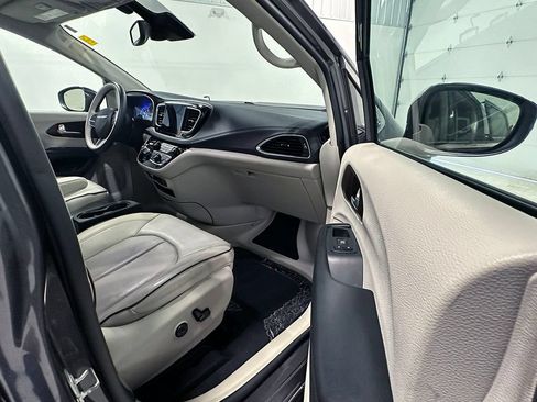 Used 2017 Chrysler Pacifica Limited FWD image 22