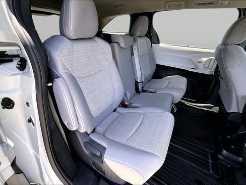 Used 2025 Toyota Sienna LE FWD image 19