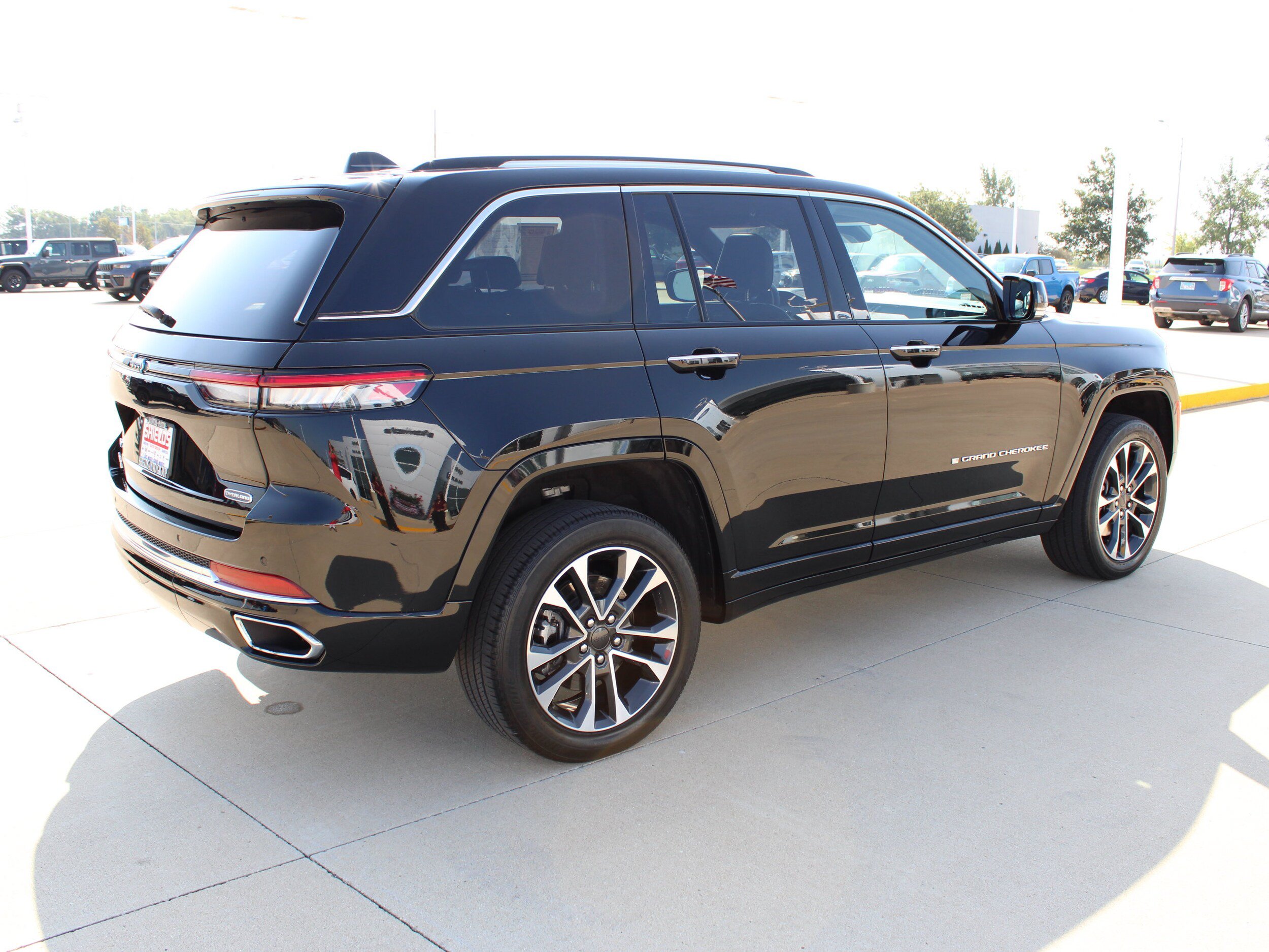 Used 2023 Jeep Grand Cherokee Overland AWD/4WD image 7