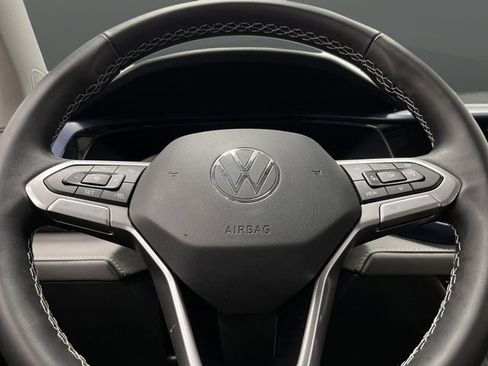 Used 2024 Volkswagen Taos SE w/ Panoramic Sunroof Package image 16