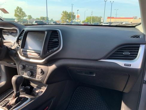 Used 2018 Jeep Cherokee Trailhawk AWD/4WD image 24