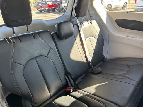 Used 2020 Chrysler Pacifica Touring-L image 20