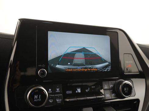 Used 2023 Toyota Highlander LE FWD image 27