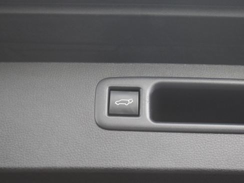 Used 2024 Toyota Highlander LE AWD/4WD image 13