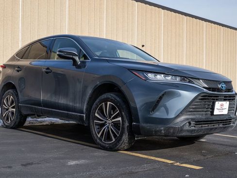 Used 2022 Toyota Venza LE image 2