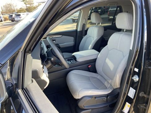 Used 2023 Honda Pilot LX image 17