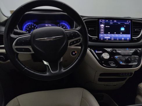 Used 2021 Chrysler Pacifica Touring-L FWD image 22