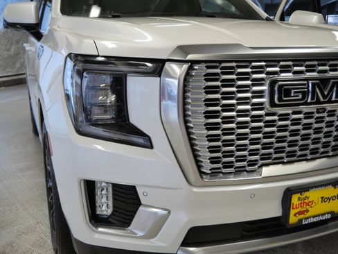 Used 2022 GMC Yukon Denali w/ Denali Premium Package image 16