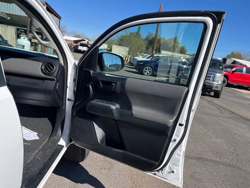 Used 2016 Toyota Tacoma SR5 w/ SR5 Appearance Package (SN) image 18