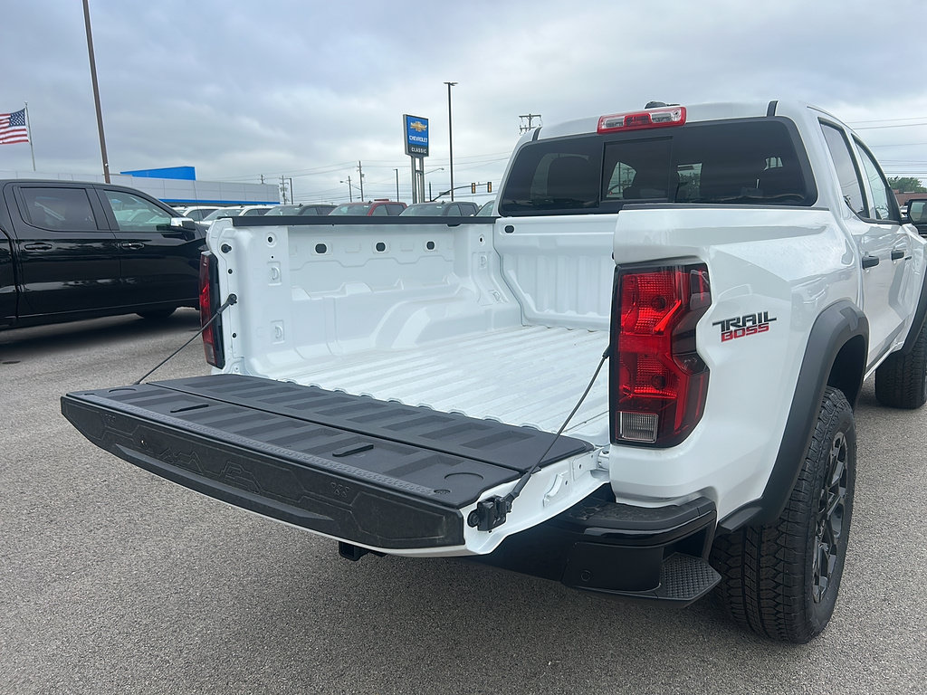 New 2026 Chevrolet Colorado Trail Boss w/ Midnight Edition AWD/4WD image 2