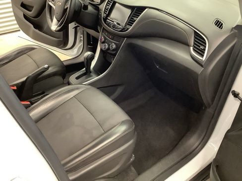 Used 2017 Chevrolet Trax LT w/ LT Convenience Package AWD/4WD image 17
