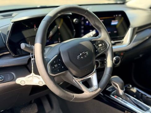 Used 2025 Chevrolet Trax ACTIV w/ Sunroof Package FWD image 9