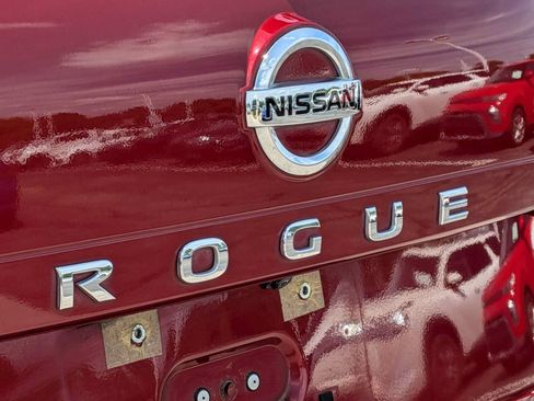 Used 2021 Nissan Rogue S FWD image 11