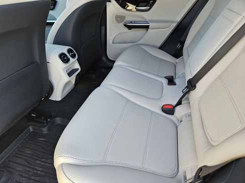 Used 2025 Mercedes-Benz GLC 300 300 image 28