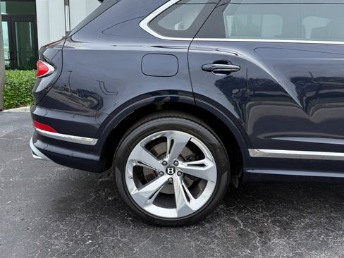 Used 2023 Bentley Bentayga Extended Wheelbase image 4