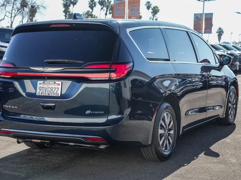 Used 2022 Chrysler Pacifica Touring-L image 4