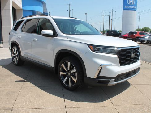 Used 2025 Honda Pilot Touring image 1