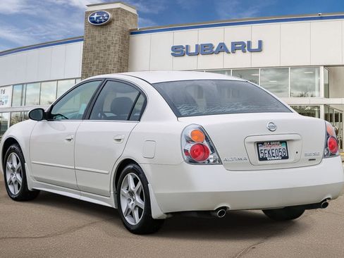 Used 2004 Nissan Altima 3.5 SE w/ Leather Pkg image 2