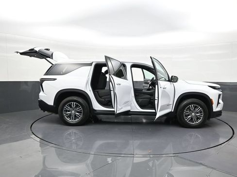 Used 2025 Chevrolet Traverse LT FWD image 26