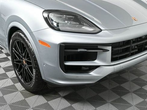 Certified 2025 Porsche Cayenne image 37