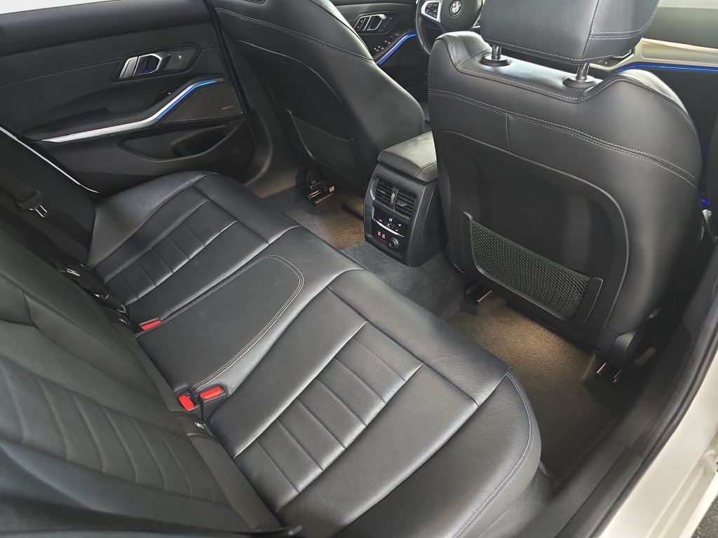 Certified 2020 BMW 330i Sedan w/ M Sport Package RWD image 13