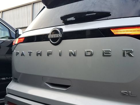 Used 2025 Nissan Pathfinder SL FWD image 7