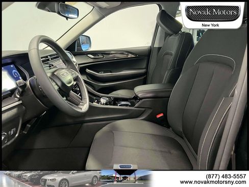 Used 2023 Jeep Grand Cherokee Laredo image 17